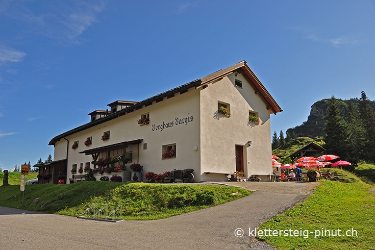 Berghaus Bargis mit Gästen im Gartenrestaurant