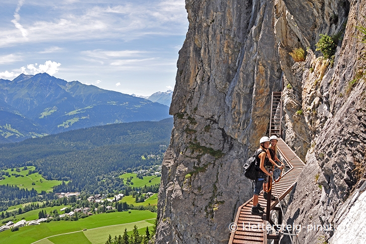 Zwei Personen auf der Eisenbrücke - Klettersteig Pinut