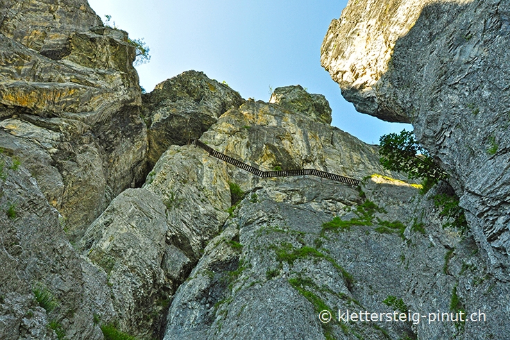 Eisenbrücke kurz nach dem Einstieg in den Klettersteig Pinut oberhal von Flims/Fidaz