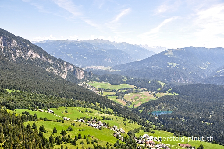Aussicht von der Wiese Pinut auf den Crestasee