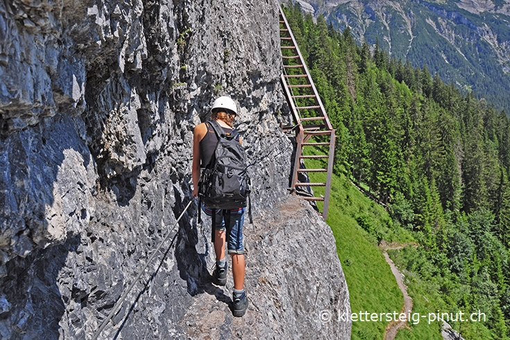 Felsband zu Begin des Klettersteigs Pinut Person auf dem Felsband zu Begin des Klettersteigs Pinut