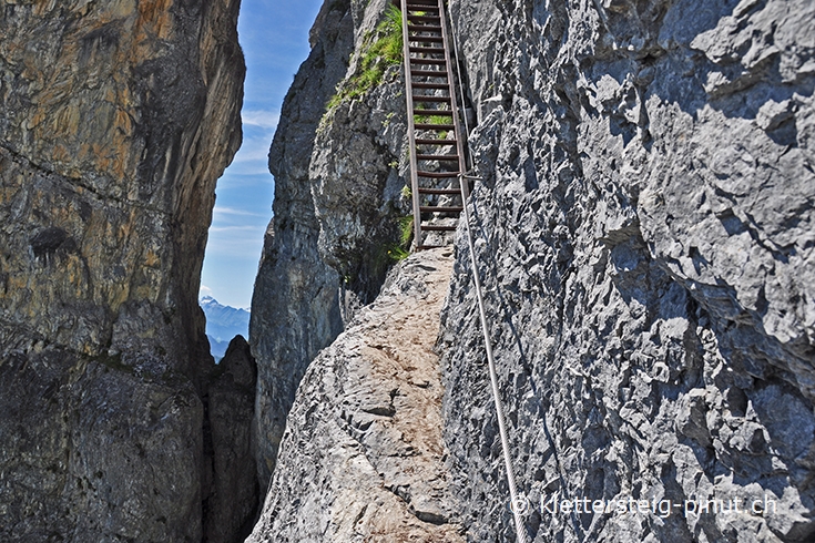 schmales Felsband vor dem Meilerstein schmales Felsband vor dem Meilerstein