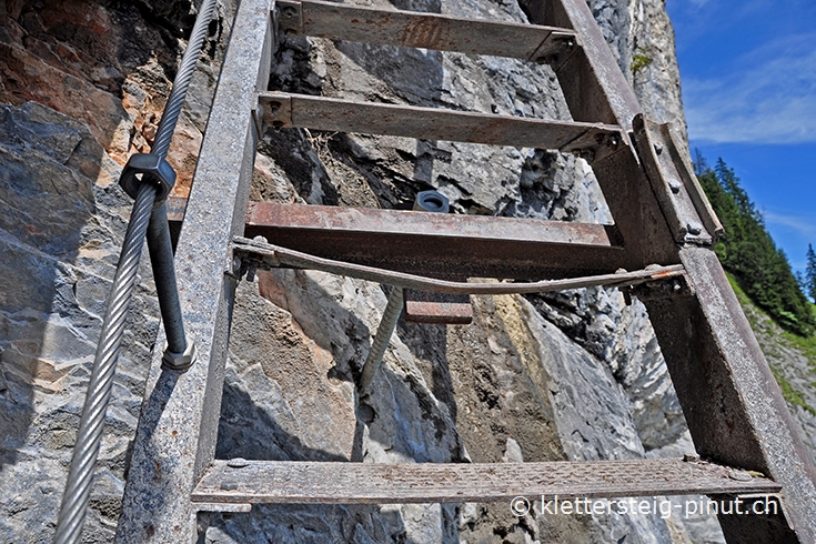 Eine der 27 Leitern des Flimser Klettersteigs