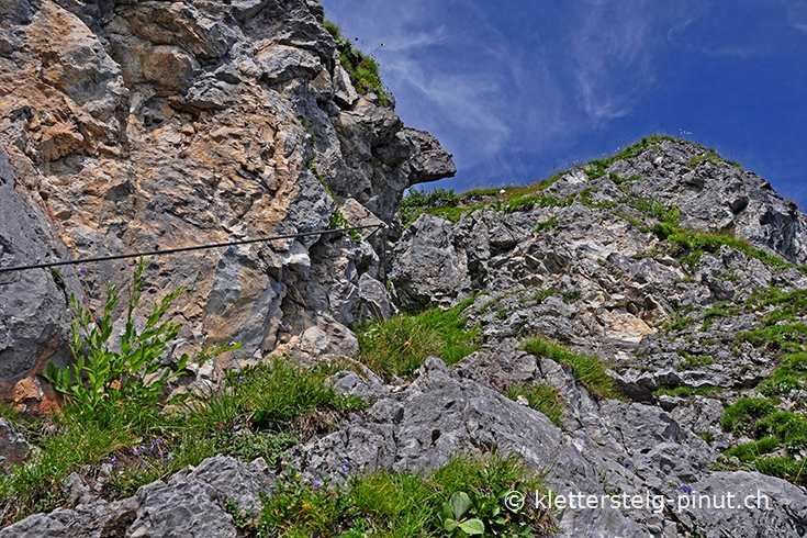 Letztes Wegstück auf der Route des Klettersteigs Pinut, gesichert mit einem Eisenseil