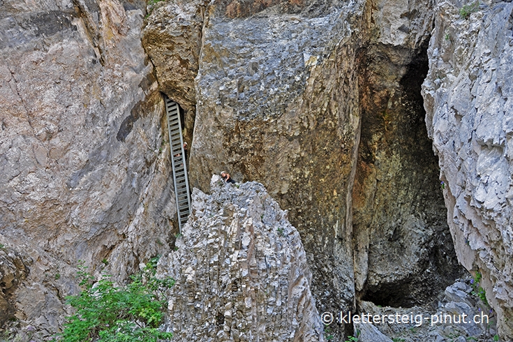 Bei der kleinen Höhle des Klettersteigs Pinut
