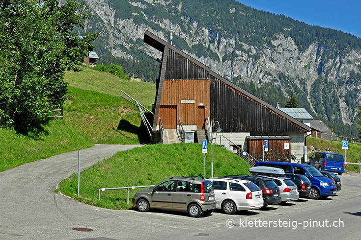 kleiner vollbesetzter Parkplatz bei der Milchseilbahn in Fidaz
